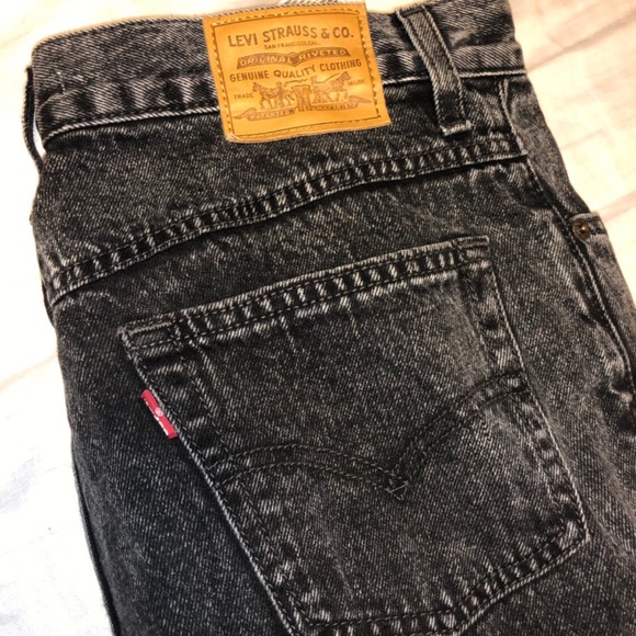 Dark wash Levi’s mom jeans - Picture 3 of 4